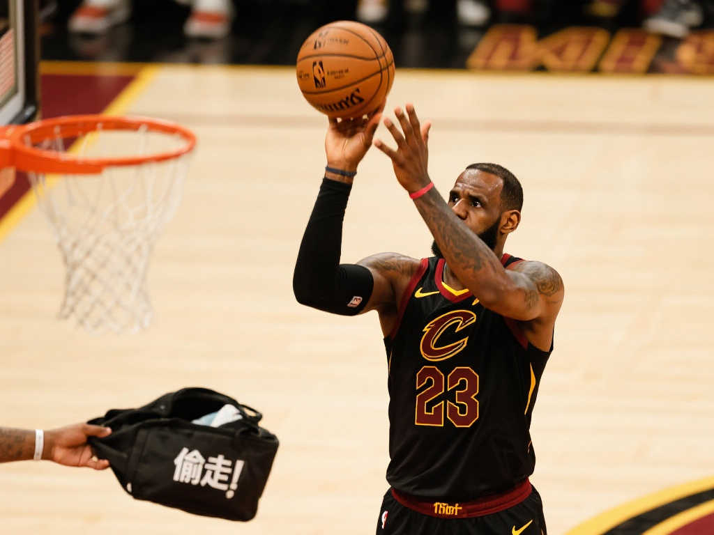 詹姆斯三分手感冰封，过去3场15投全失，谁拿走了他的准星？